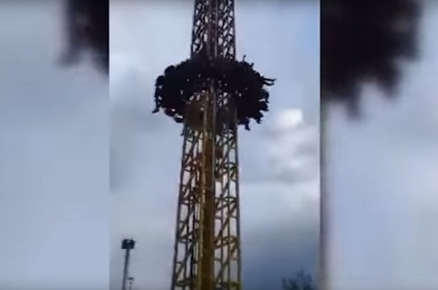 Ужас в Турция! Атракцион се счупи и се срути с хора на него (ВИДЕО)