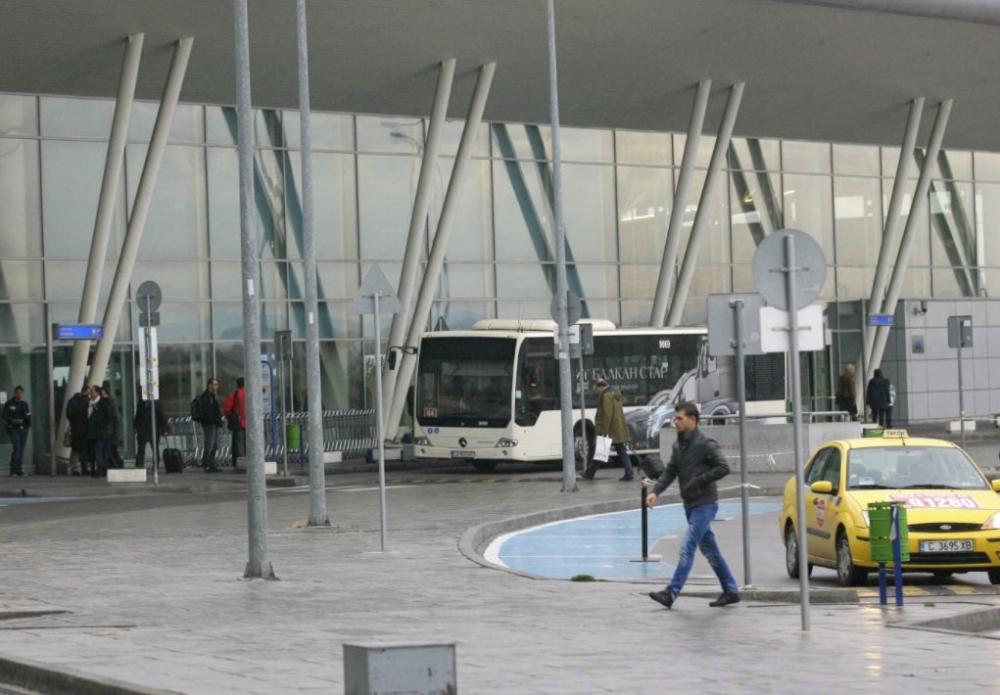 Млада дама потъна в земята от срам от това, което се разигра пред очите й в автобус 84 от летището в София!