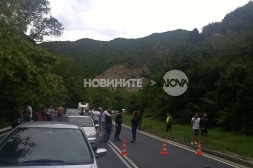 Трагедията е голяма! Синът на загиналото семейство от Сандански дойде да види родителите си в колата-ковчег