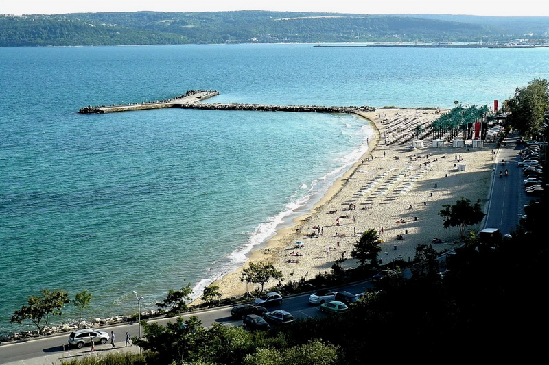 Внимавайте! Варненски плаж бъка от чревни коки и eшерихия коли