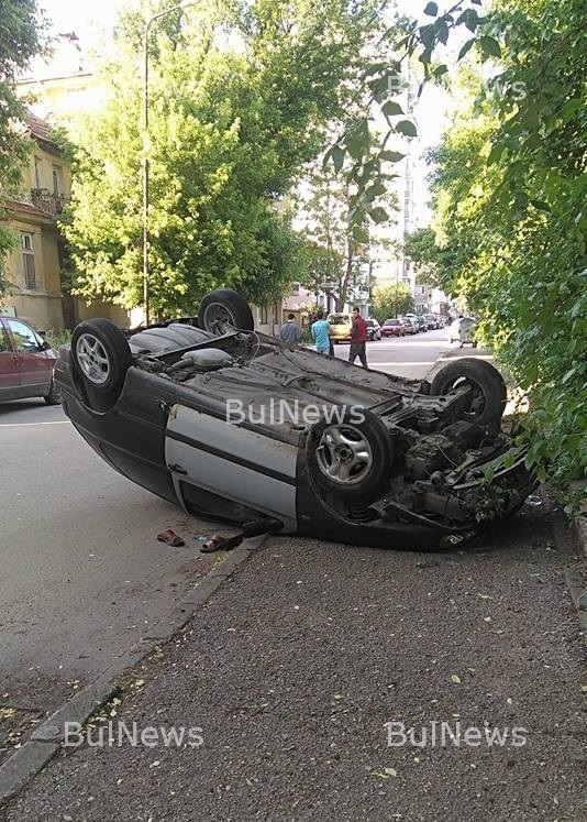 Видинчанин "паркира" по таван на оживена улица (СНИМКА)