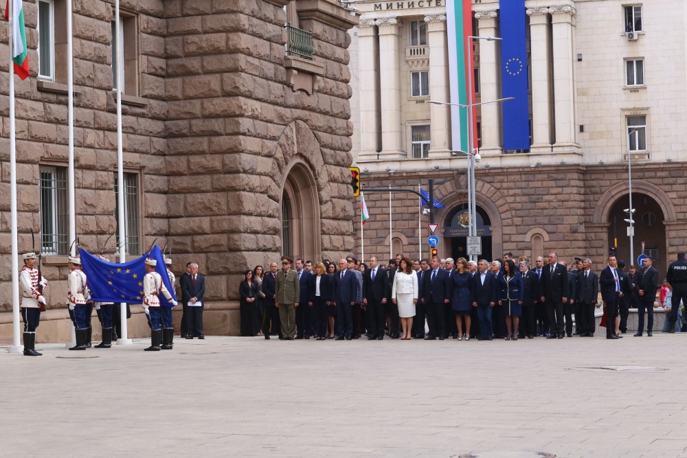 Издигнаха флага на ЕС пред президентството в чест на Деня на Европа (СНИМКИ)