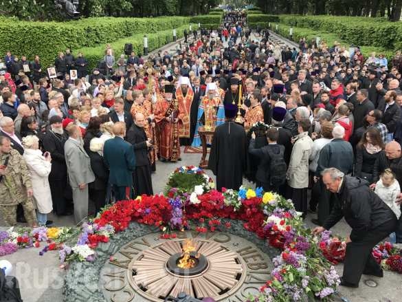 Националисти нападнаха участниците в „Безсмъртния полк” в Киев (СНИМКИ/ВИДЕО)