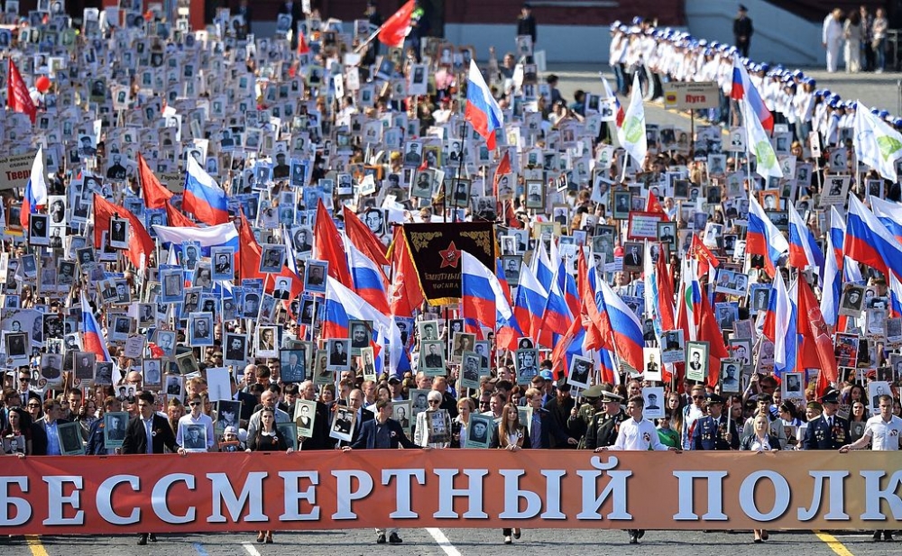 НА ЖИВО В БЛИЦ: Разтърсваща гледка! Стотици хиляди в марша на „Безсмъртния полк” в Москва (ВИДЕО)