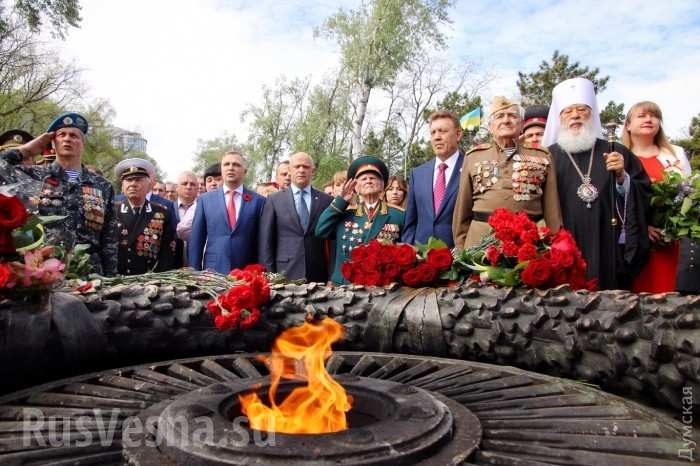 Фашизмът не си е отишъл! Крайни националисти провокираха марша на "Безсмъртния полк" в Одеса (СНИМКИ/ВИДЕО)