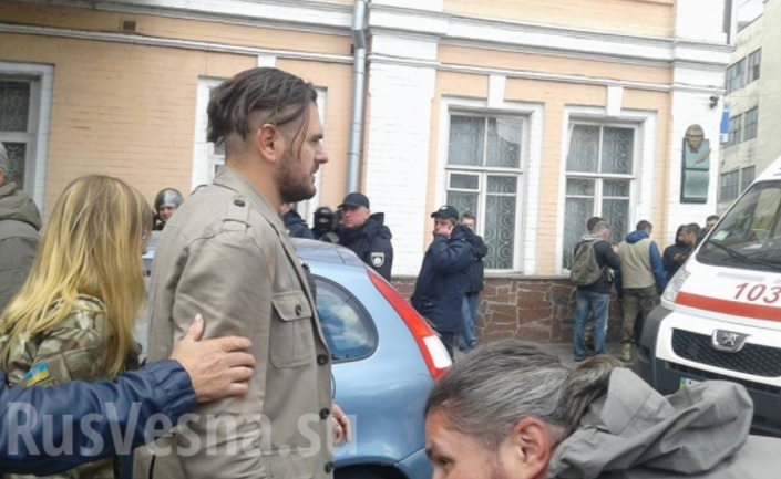 Нещо невиждано от времето на Майдана се случва в Киев: Полицията бие и се гаври с бандеровци и неонацисти (ВИДЕО)