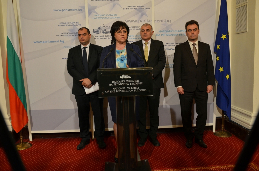Нинова удря рамо на Манолова срещу произвола на ЧСИ