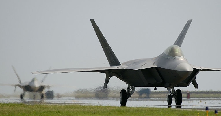 The National Interest: F-22 "Хищник" ще разкаже играта на руските и китайски изтребители! (ВИДЕО Raptor vs PAK T-50)