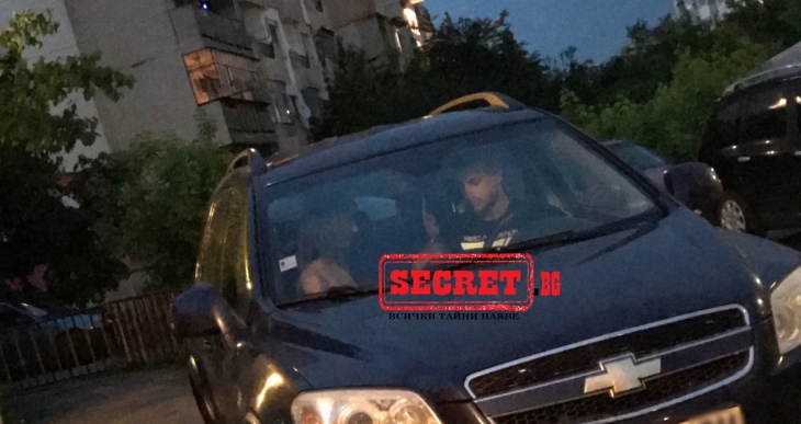 Скандал 18+! Сексапилният фитнес инструктор Илиян спипан да мърсува с едрогърда мадама в кола! (СНИМКИ)