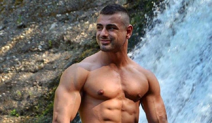 Скандал 18+! Сексапилният фитнес инструктор Илиян спипан да мърсува с едрогърда мадама в кола! (СНИМКИ)