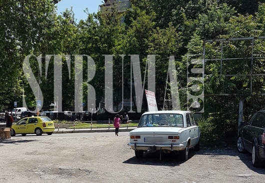 Нечовешко! Тази майка безжалостно експлоатира четирите си невръстни деца в Петрич (СНИМКИ)