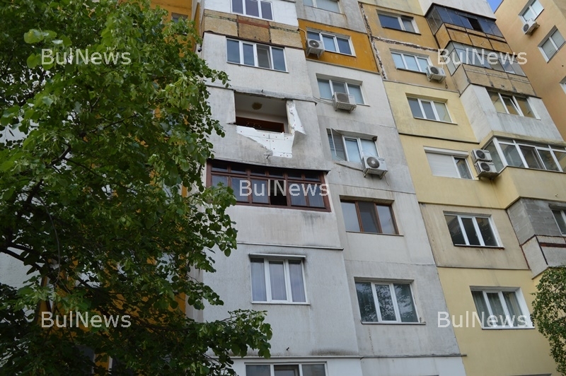 Гръмнала газова бутилка отнесе тераса и потроши кола във Враца (СНИМКИ)