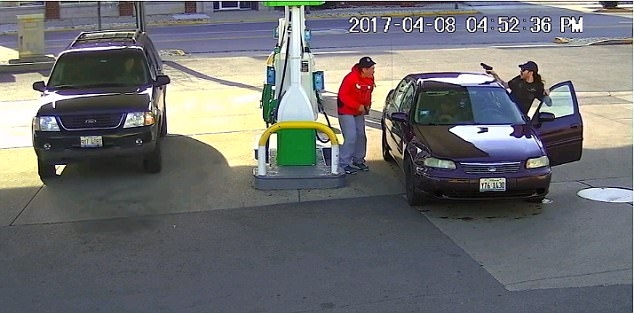 В САЩ така се пуцат! Убиец се опита да ликвидира шофьор, но бе застрелян от жертвата (ВИДЕО)