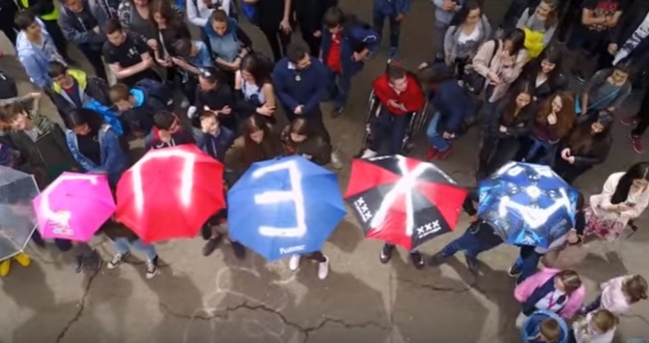 Български абитуриенти разчувстваха всички с уникален надпис! Вижте го (ВИДЕО)