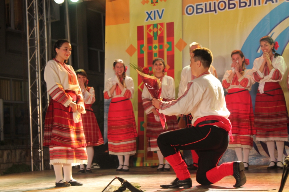 Младата украинка Татяна завинаги ще помни младежкия фолклорен събор в Каварна след това, което й се случи на сцената (СНИМКИ)
