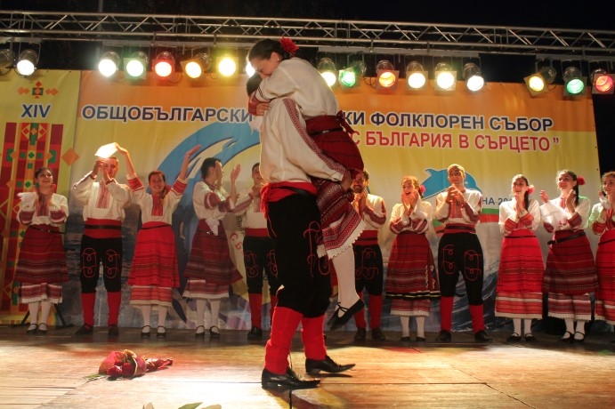 Младата украинка Татяна завинаги ще помни младежкия фолклорен събор в Каварна след това, което й се случи на сцената (СНИМКИ)