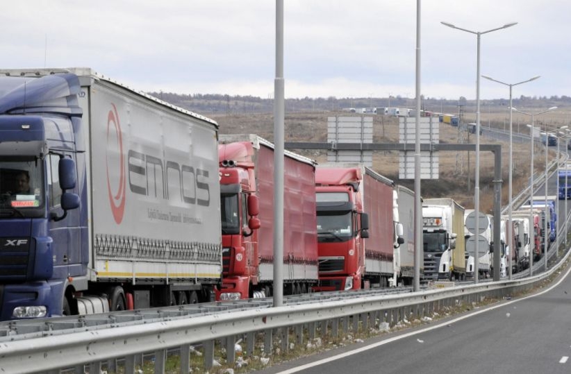 2-километрова опашка от камиони на "Капитан Андреево" и "Лесово"