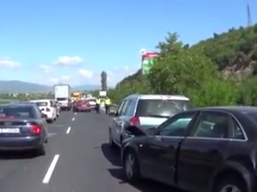 Четири коли и ТИР се нанизаха зрелищно в Благоевград