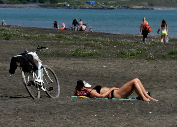 В неделя бе ден за бански и плаж, но от днес...