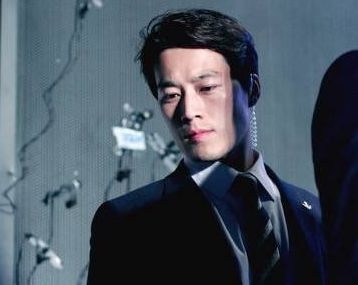 Новият президент на Южна Корея губи популярност заради този красавец, който е неотлъчно до него (СНИМКИ)