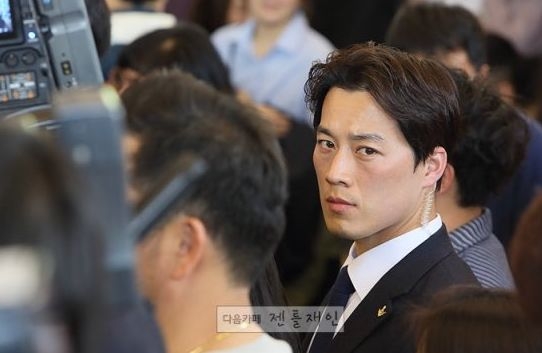 Новият президент на Южна Корея губи популярност заради този красавец, който е неотлъчно до него (СНИМКИ)