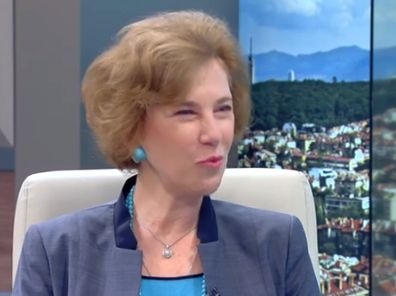 Поптодорова запечата с червен восък скандала от варшавското летище, сияе и не спира да се хвали с новата си работа