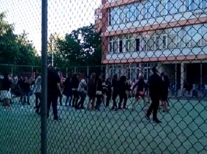 Това направиха тази сутрин врачански абитуриенти в двора на Езикова гимназия „Йоан Екзарх“ (ВИДЕО)