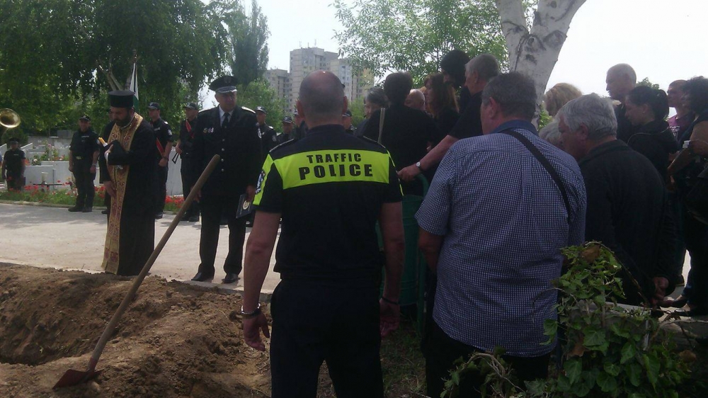 Стотици полицаи и близки паднаха на колене, за да почетат паметта на Делян Палазов (СНИМКИ)