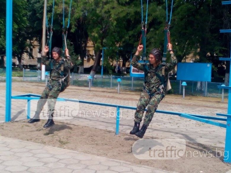 Маскирани и въоръжени нахлуха в сграда пред очите на военния министър Каракачанов (СНИМКИ)