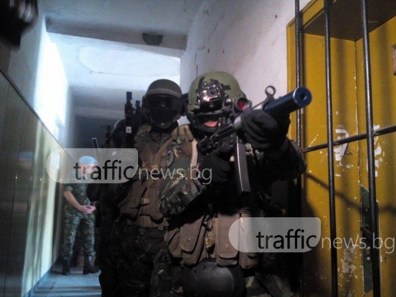 Маскирани и въоръжени нахлуха в сграда пред очите на военния министър Каракачанов (СНИМКИ)
