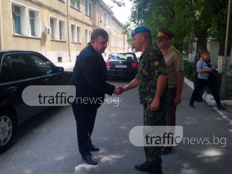 Маскирани и въоръжени нахлуха в сграда пред очите на военния министър Каракачанов (СНИМКИ)