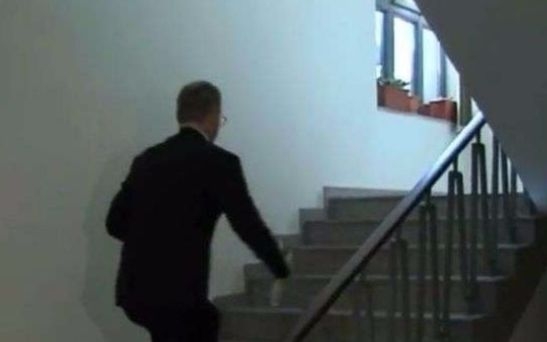 Лозан Панов бяга от Канал 3, не иска да отговаря за писмото до президента (ВИДЕО)