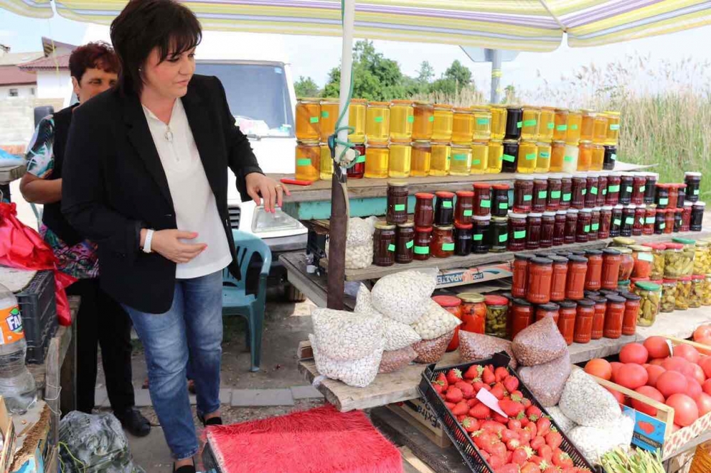 Нинова отиде на пазар и заговори за пари, политика, плодове и зеленчуци! Уникални СНИМКИ