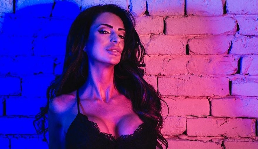 Нула срам: Деси Фотосесията си развява бельото навсякъде (СНИМКИ)