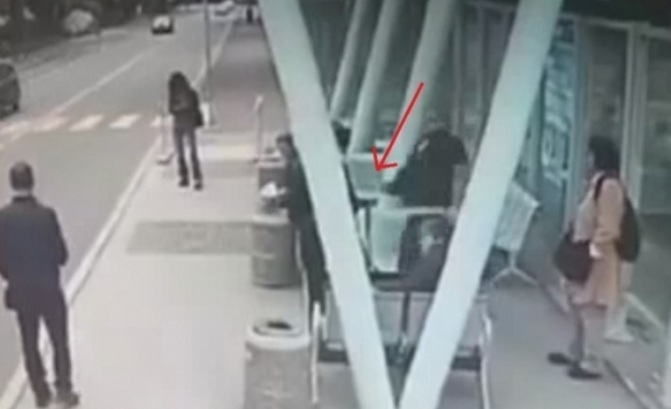 Първа СНИМКА на батката, който изрита зверски възрастна жена на спирка в Бургас