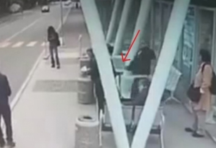 Прокуратурата погна батката, който изрита зверски възрастна жена на спирка в Бургас, има данни, че той...
