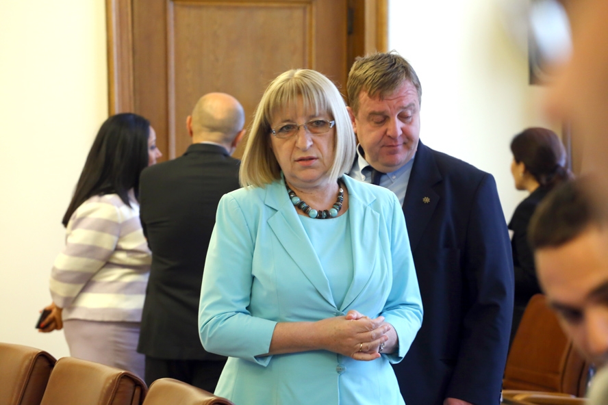 Човек на Нинова шашна всички с признанието, което направи за Цачева