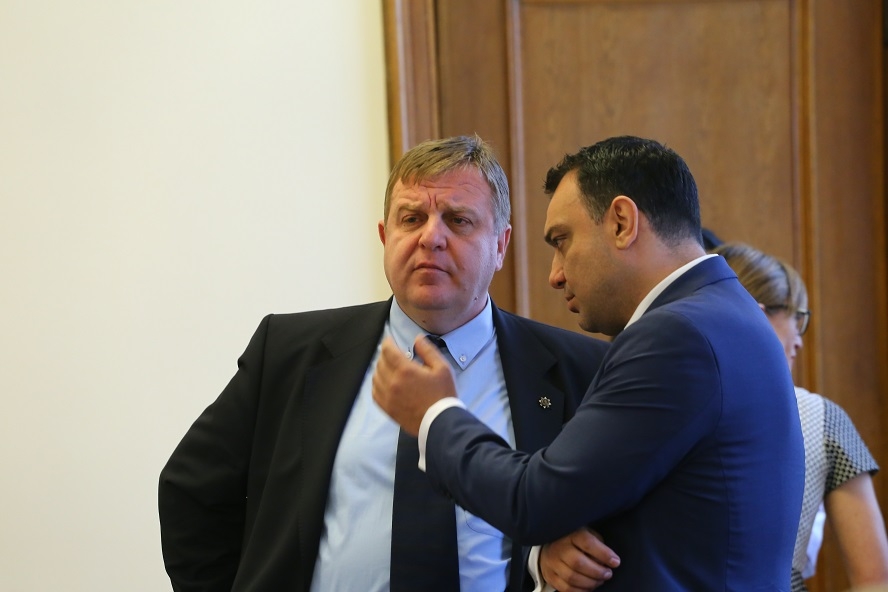 Каракачанов с извънредна заповед заради трагедията с падналия хеликоптер