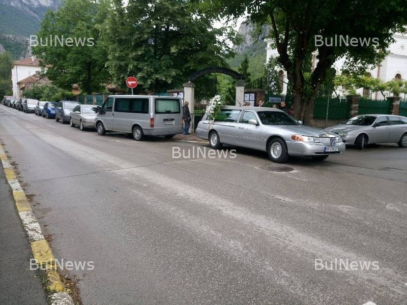 Враца плаче! Десетки се простиха с красивата учителка Нели, която не успя да пребори рака (СНИМКИ)