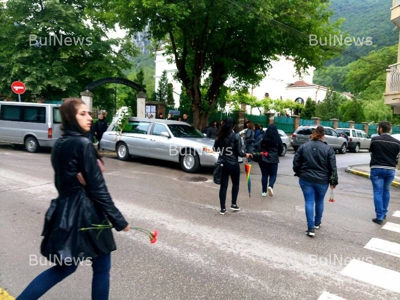 Враца плаче! Десетки се простиха с красивата учителка Нели, която не успя да пребори рака (СНИМКИ)