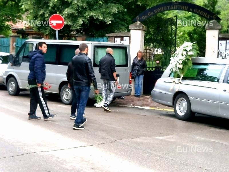 Враца плаче! Десетки се простиха с красивата учителка Нели, която не успя да пребори рака (СНИМКИ)
