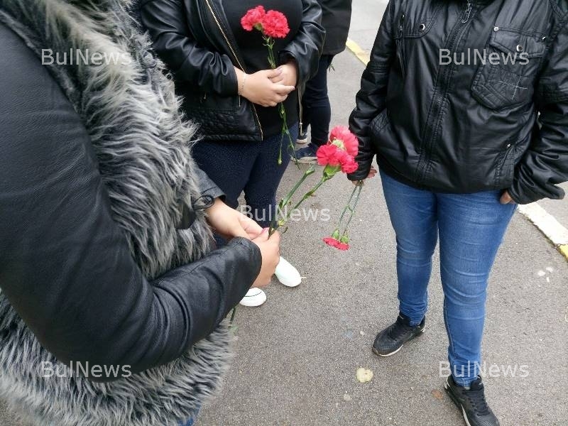 Враца плаче! Десетки се простиха с красивата учителка Нели, която не успя да пребори рака (СНИМКИ)
