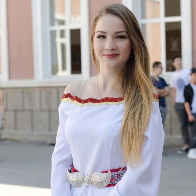 Приказно красива абитуриентка с рокля на нестинарка събра очите на всички в Пазарджик (СНИМКИ)
