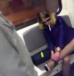 Млада столичанка разбуни духовете в метрото със скандалното си държание (ВИДЕО)