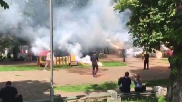 Абитуриенти празнуват с факли и димки
