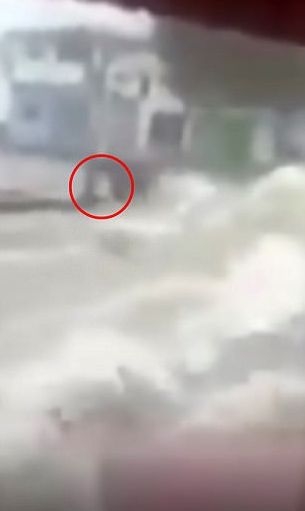 Смразяващи кръвта кадри! Дух на момче изскача от бушуващи води, в които са загинали близо 100 души (ВИДЕО)