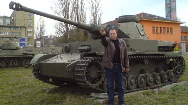 Мрежата прегря! Шеф в МО, нашумял с нацистки поздрави, от години е във властта!
