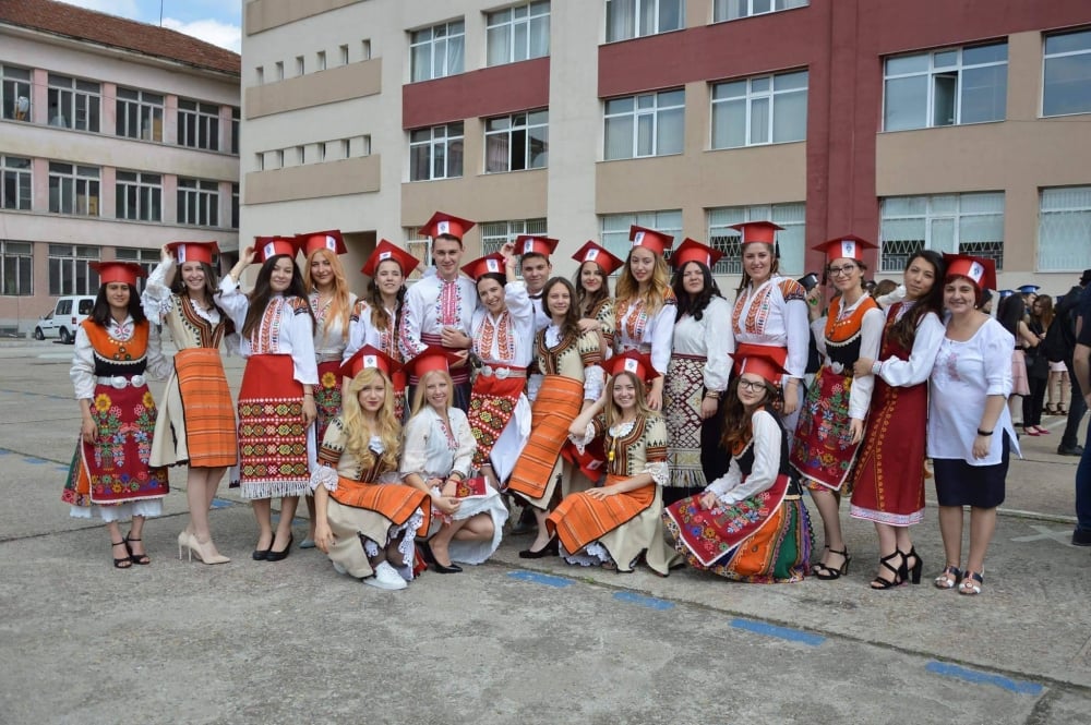 Абитуриенти от езиковата в Силистра предизвикаха фурор в мрежата (СНИМКИ)