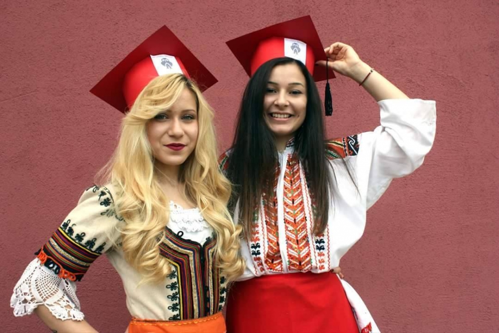 Абитуриенти от езиковата в Силистра предизвикаха фурор в мрежата (СНИМКИ)