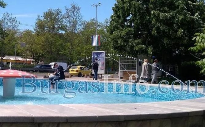 Дядо със сако и вратовръзка нагази във фонтана, но дали търси разхлада? (СНИМКИ)